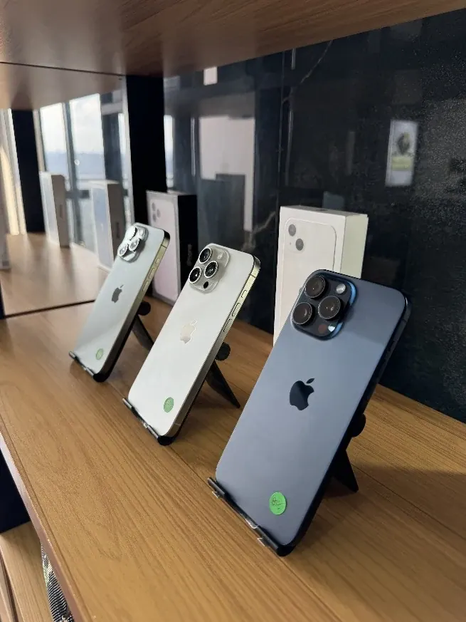 iPhones seminovos expostos na loja Príncipe dos Phones