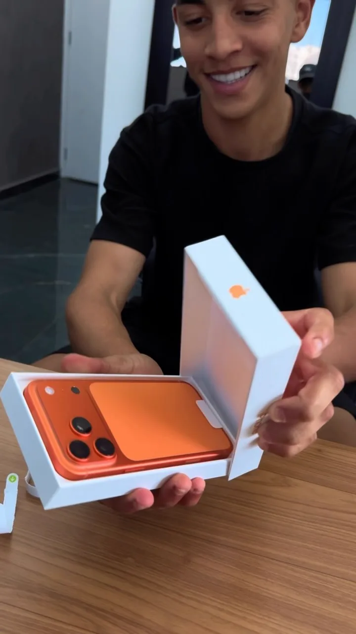 Entrega de um iPhone 17 Pro Max na loja.