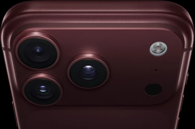 Detalhe do sistema de câmeras do iPhone 18 Pro bordô