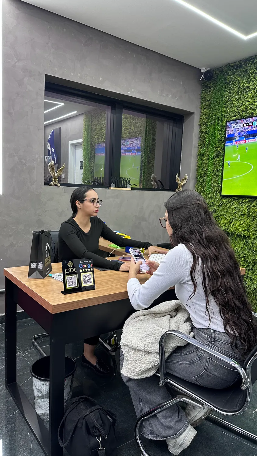 Cliente em atendimento na mesa com selo de avaliação no Google e pagamento via Pix.